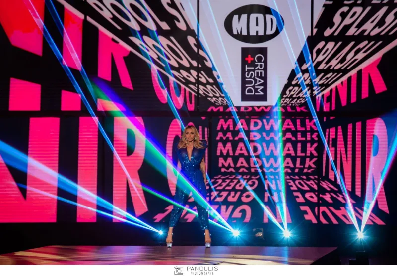 Τραγουδίστρια στη σκηνή του MadWalk 2021