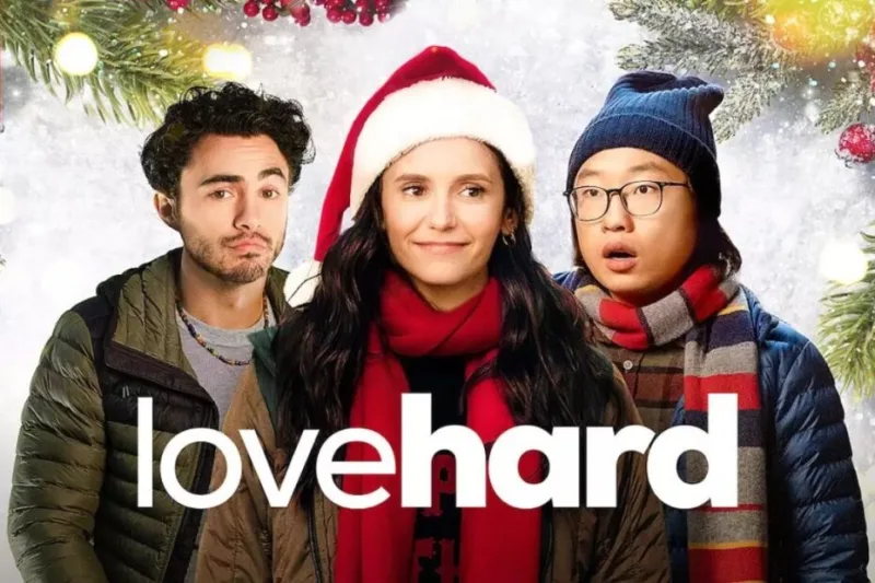 Αφίσα της ταινίας Love Hard με τρεις πρωταγωνιστές σε χριστουγεννιάτικο φόντο.