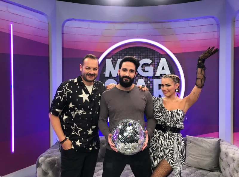 Η Konnie και ο Αντώνης στο πλατό της εκπομπής MEGA Star με έναν καλεσμένο.