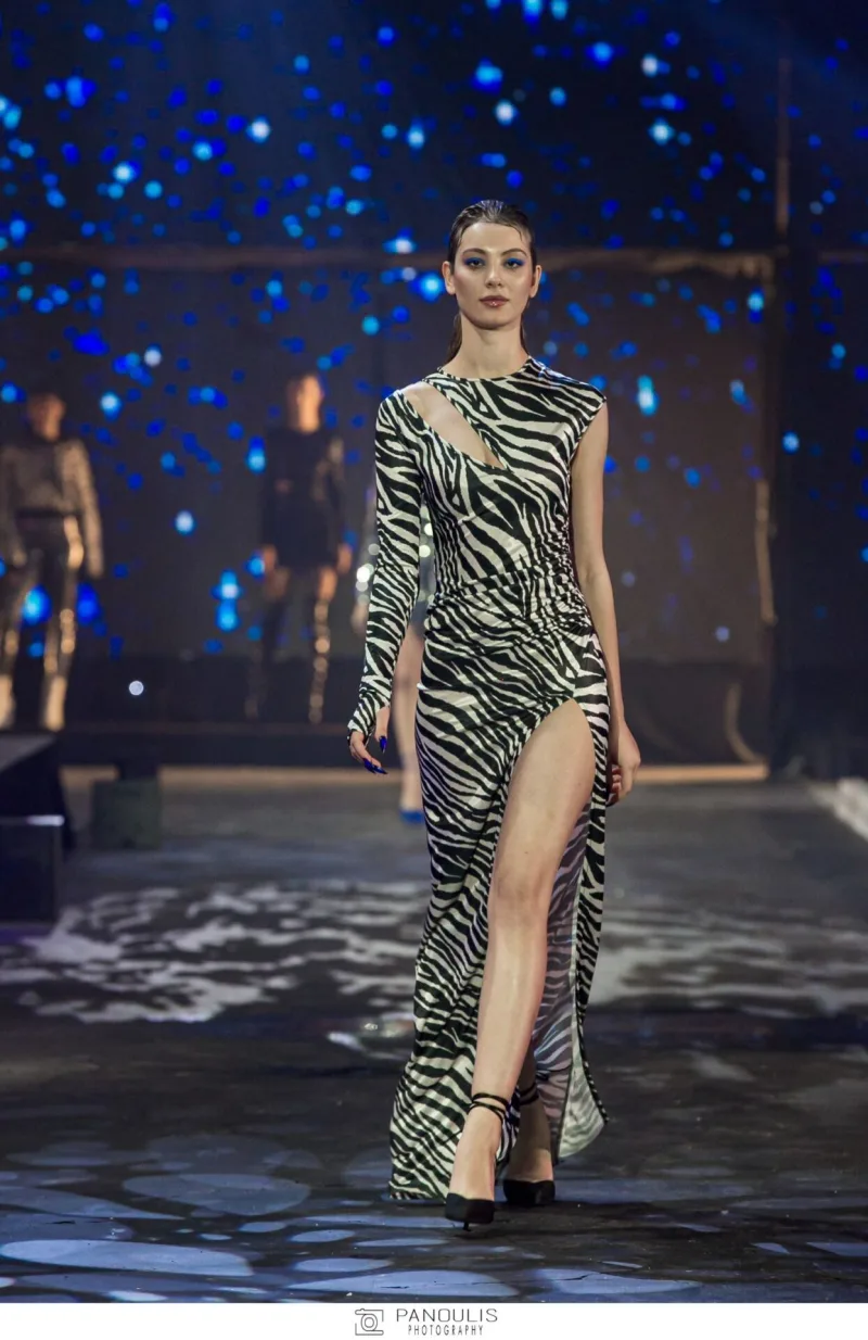 Μοντέλο στην πασαρέλα του MadWalk 2021 με φόρεμα σε zebra print.