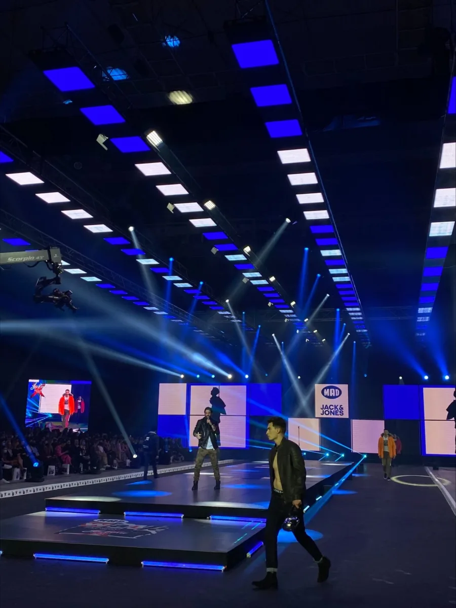 Ο Αναστάσιος Ράμμος στη σκηνή του MadWalk 2021 για το brand Jack & Jones.