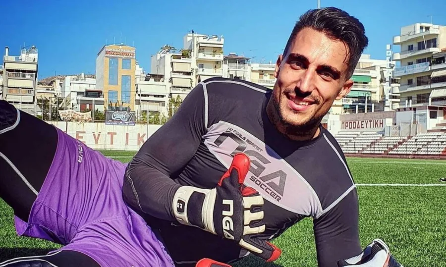 Ο Σάκης Κατσούλης με στολή τερματοφύλακα σε γήπεδο ποδοσφαίρου.