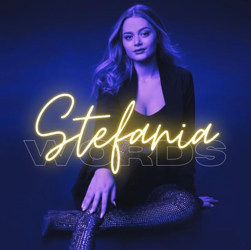 Η Stefania σε μπλε φόντο για το single Words