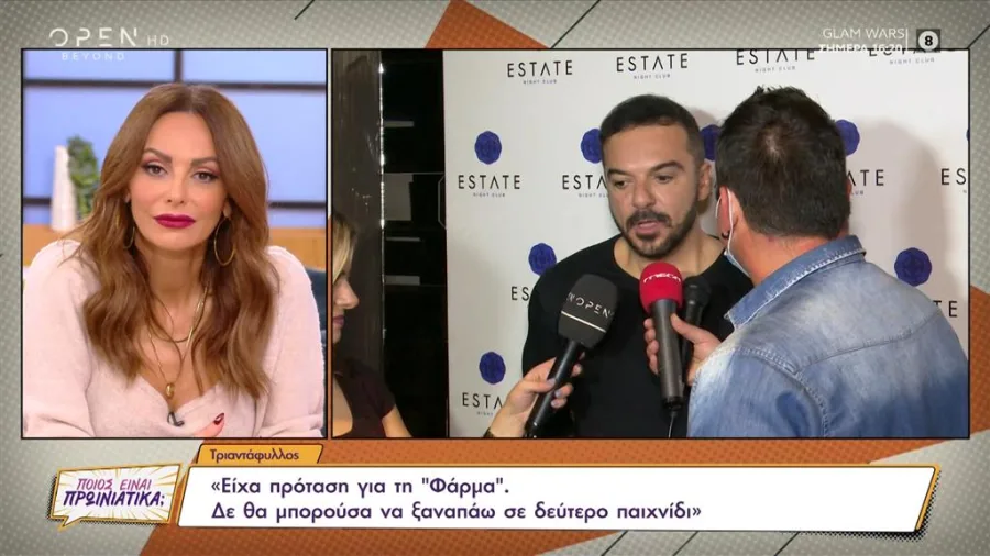 Ο Τριαντάφυλλος παραχωρεί δηλώσεις σε δημοσιογράφους, δίπλα σε τηλεοπτικό παράθυρο με παρουσιάστρια.