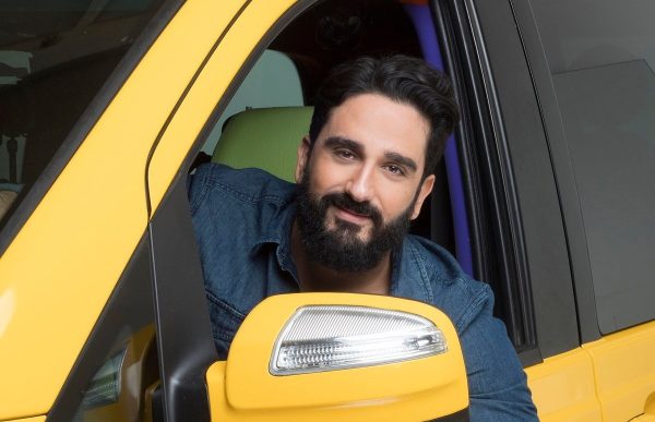 «ΤΑΞΙ»: Απολαυστικές διαδρομές με τον Διονύση Ατζαράκη
