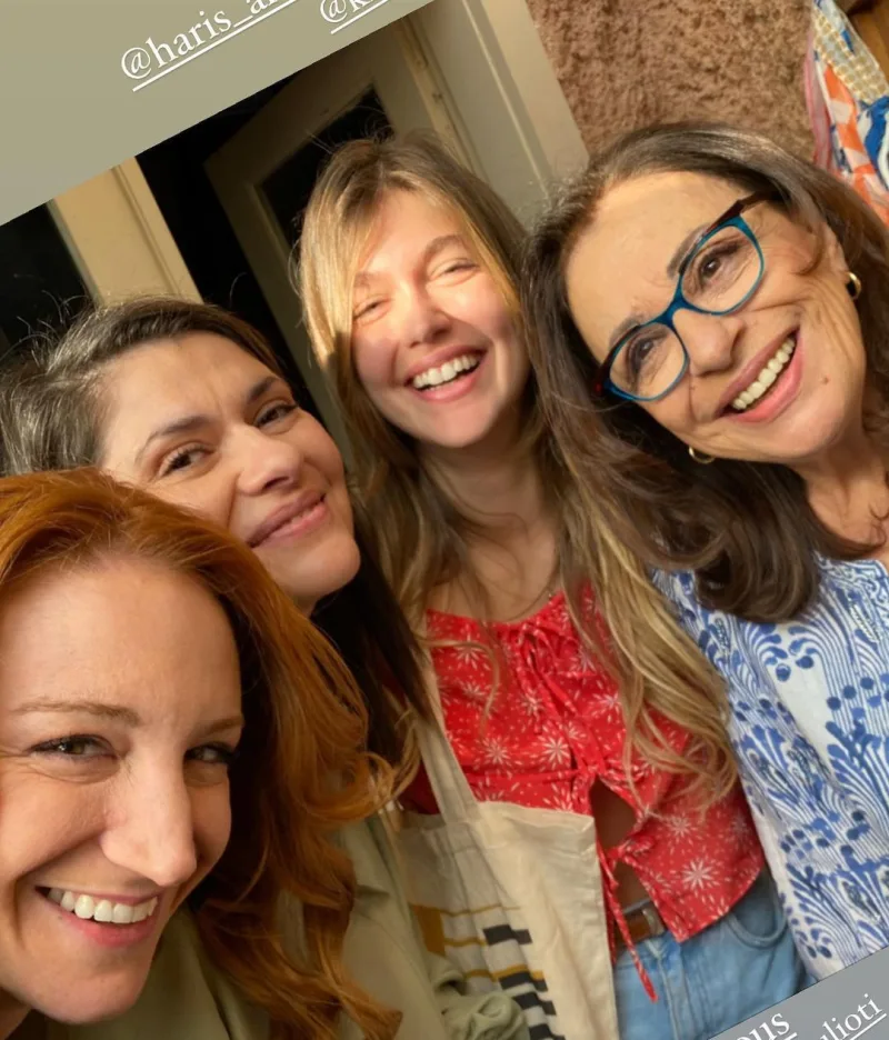 Τέσσερις γυναίκες χαμογελούν σε selfie από τα γυρίσματα της σειράς «Ο Δάσκαλος».