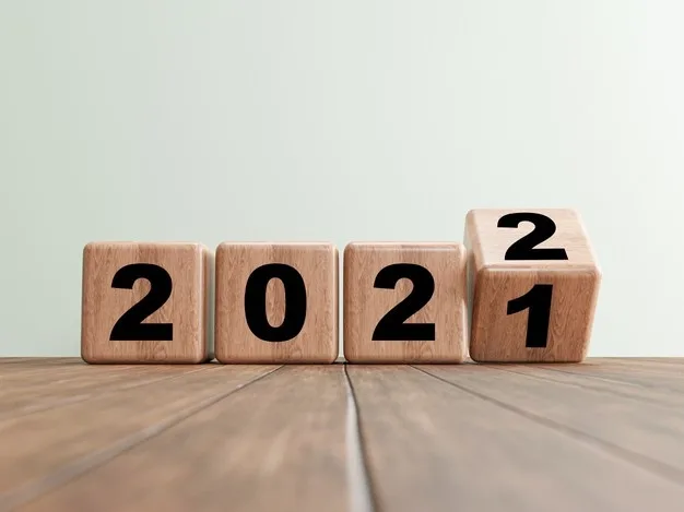 Ξύλινοι κύβοι που σχηματίζουν το έτος 2022 πάνω σε ξύλινη επιφάνεια.