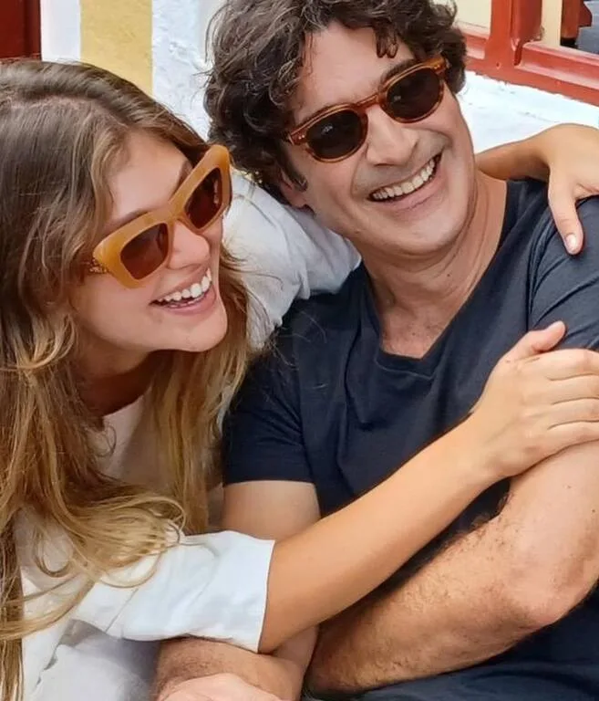 Ο Χριστόφορος Παπακαλιάτης και η Κλέλια Ανδριολάτου σε backstage φωτογραφία.
