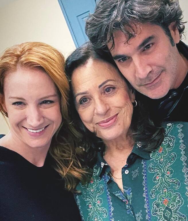 Ο Χριστόφορος Παπακαλιάτης σε backstage φωτογραφία με δύο γυναίκες.