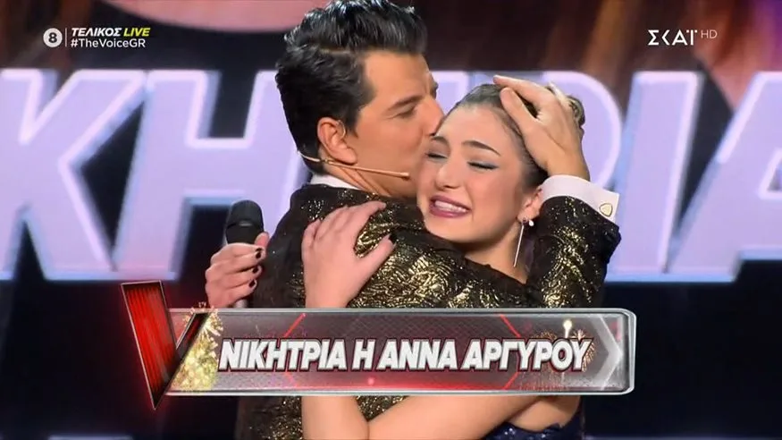 Ο Γιώργος Λιανός αγκαλιάζει την Άννα Αργυρού στον τελικό του The Voice.