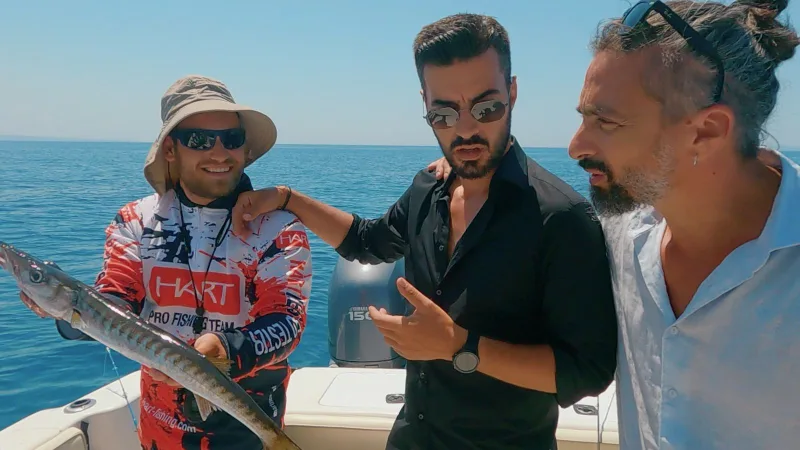Ο Αναστάσης Κολοβός και δύο άνδρες σε σκάφος κρατώντας ένα μεγάλο ψάρι.