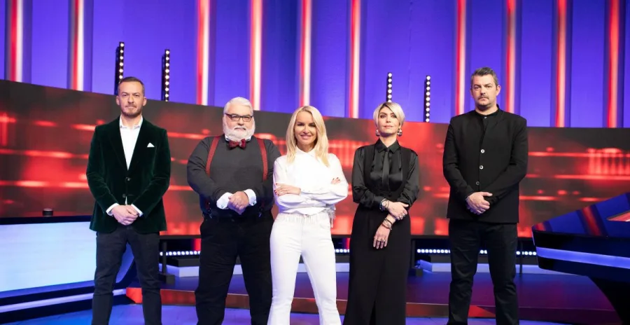 Οι συντελεστές του τηλεπαιχνιδιού The Chase σε στούντιο.