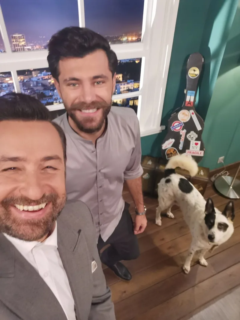 Ο Θέμης Γεωργαντάς και ο Νίκος Μπάρτζης σε selfie στο πλατό της εκπομπής After Dark.