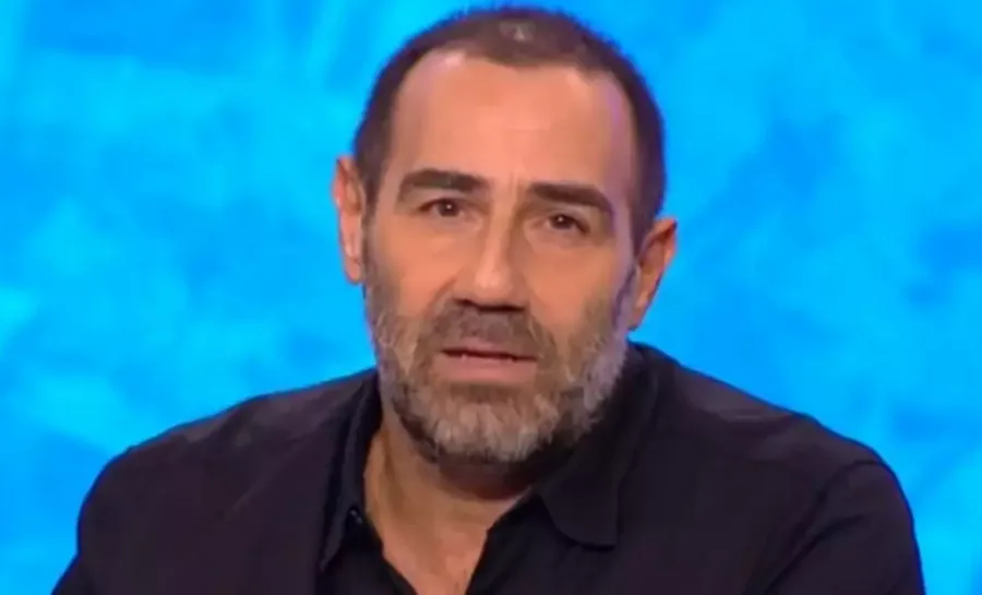 Ο Αντώνης Κανάκης σε κοντινό πλάνο με μαύρο πουκάμισο.
