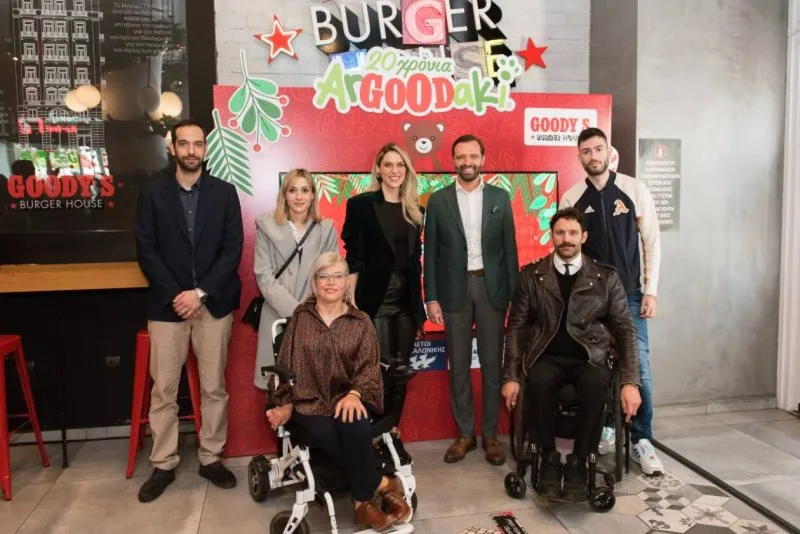 Ομάδα ανθρώπων σε εκδήλωση για τα 20 χρόνια ArGOODaki των Goody’s Burger House.