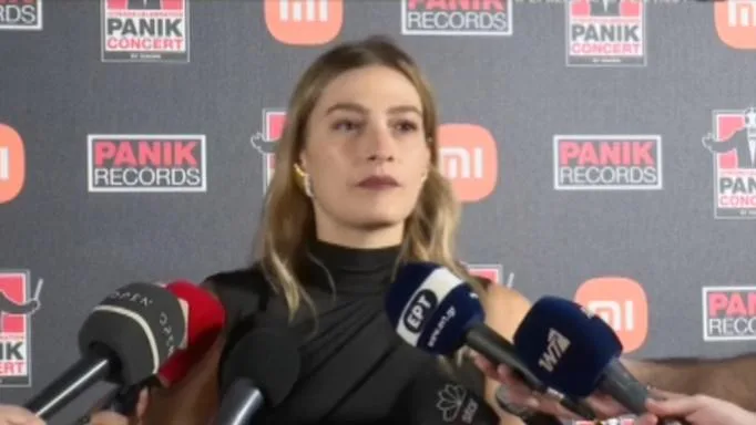 Η Ισμήνη Παπαβλασοπούλου σε δηλώσεις μπροστά από μικρόφωνα.