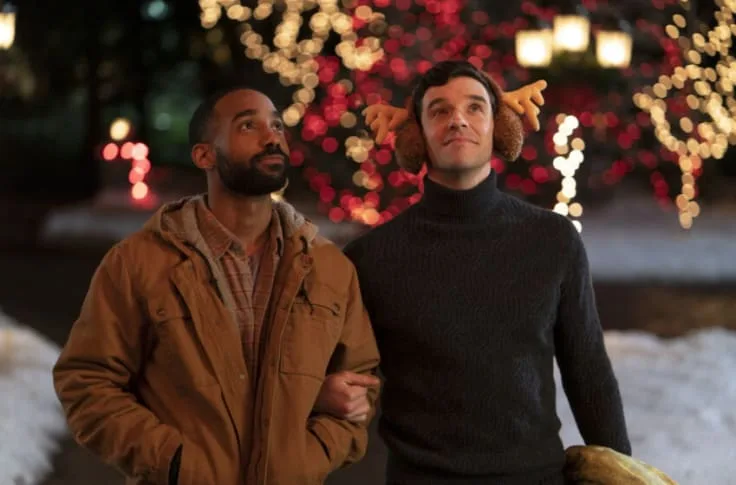 Ο Michael Urie και ένας άνδρας σε χριστουγεννιάτικο σκηνικό από την ταινία Single All The Way.