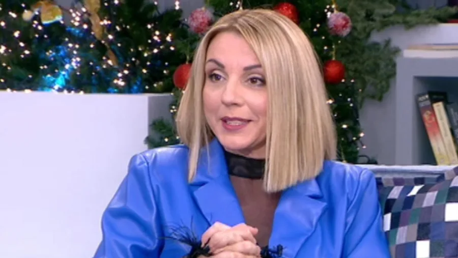 Η Ματίνα Νικολάου σε τηλεοπτικό πλατό με μπλε σακάκι.