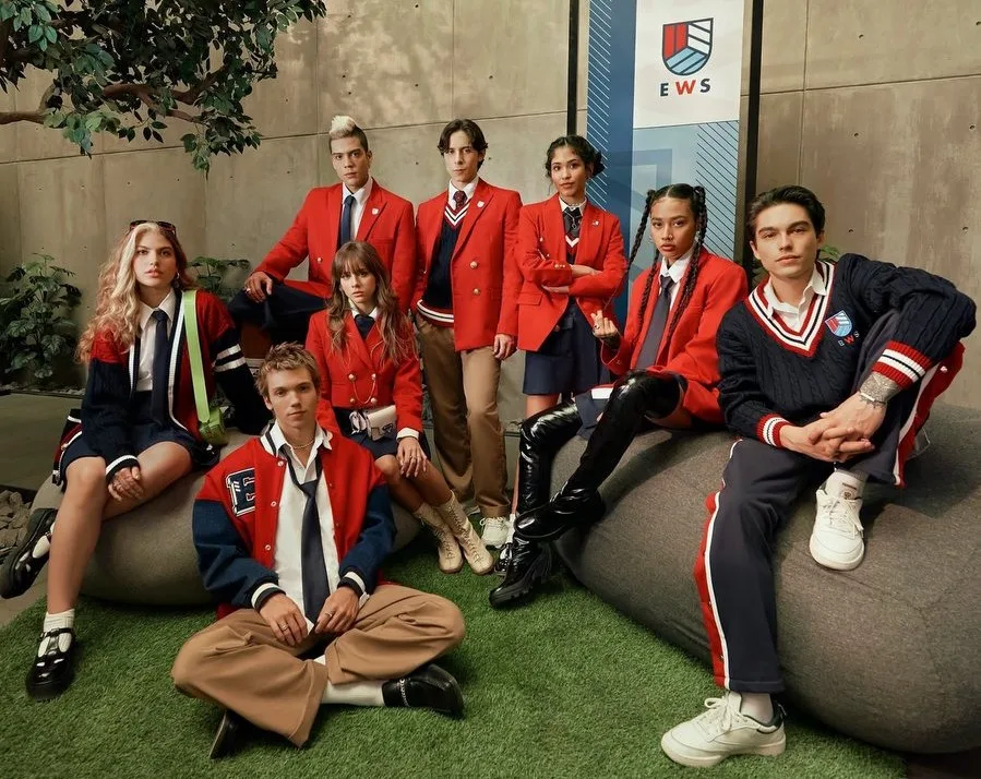 Το καστ της σειράς Rebelde Way του Netflix με σχολικές στολές.