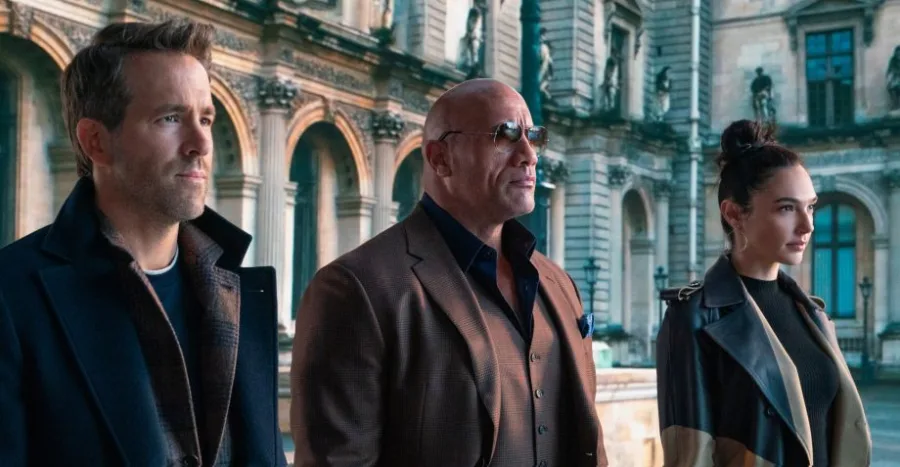 Τρεις πρωταγωνιστές ταινίας του Netflix σε εξωτερικό χώρο με κλασική αρχιτεκτονική.