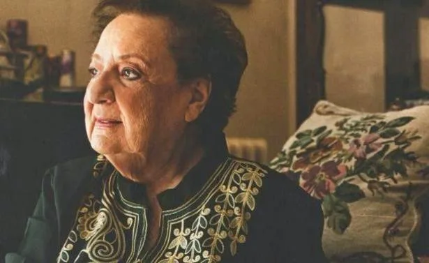 Η Ροζίτα Σώκου σε εσωτερικό χώρο.
