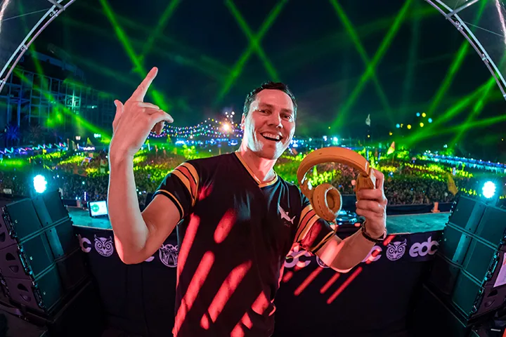 Ο DJ Tiesto σε σκηνή φεστιβάλ με πράσινα λέιζερ