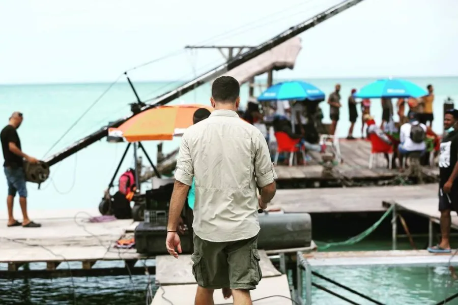 Στιγμιότυπο από τα γυρίσματα του Survivor σε παραλία.