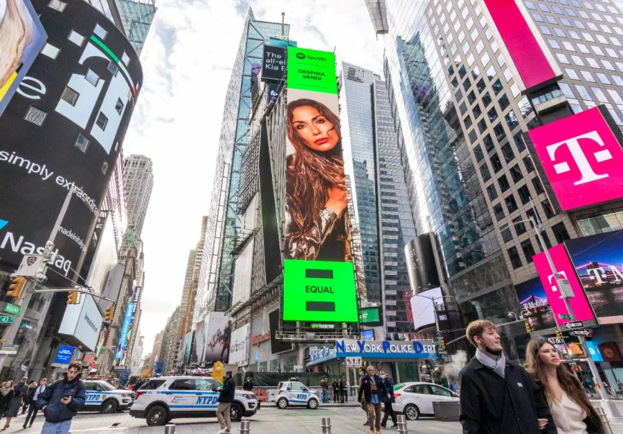 Billboard με τη Δέσποινα Βανδή στην Times Square της Νέας Υόρκης.