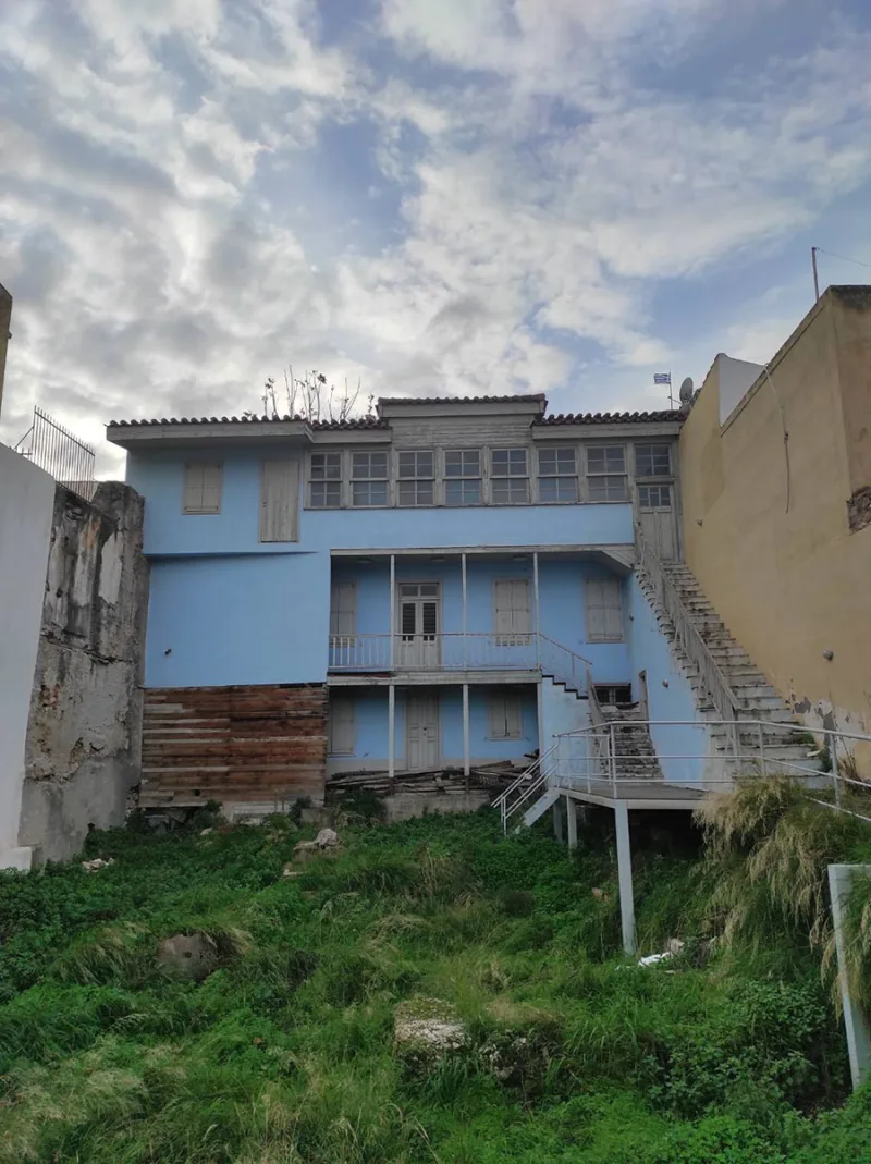 Το σπίτι της ταινίας «Η δε γυνή να φοβήται τον άνδρα» σήμερα, με την χαρακτηριστική μπλε πρόσοψη και τις εξωτερικές σκάλες.