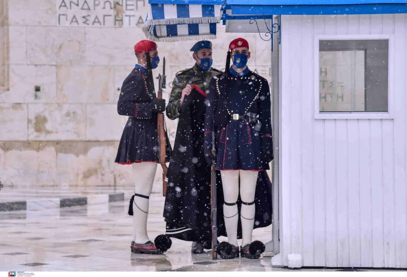 Εύζωνες με τη χειμερινή τους ενδυμασία στο Σύνταγμα κατά τη διάρκεια χιονόπτωσης.