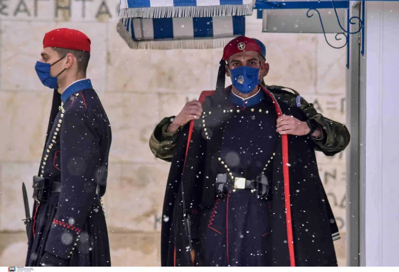 Εύζωνες με τη χειμερινή τους ενδυμασία και προστατευτικές μάσκες στο Σύνταγμα.