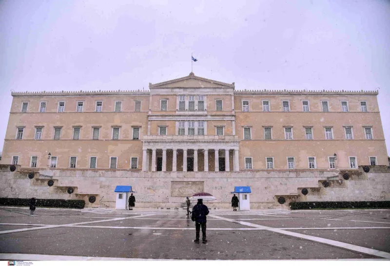 Εύζωνες με τη χειμερινή τους ενδυμασία στο Μνημείο του Άγνωστου Στρατιώτη στο Σύνταγμα.