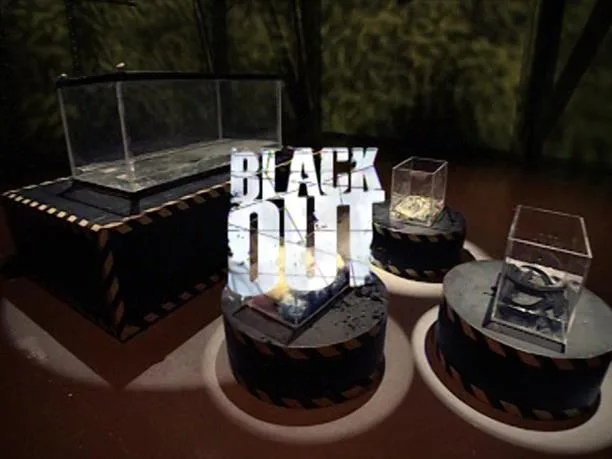 Το λογότυπο της εκπομπής Black Out σε σκηνικό με γυάλινα κουτιά.