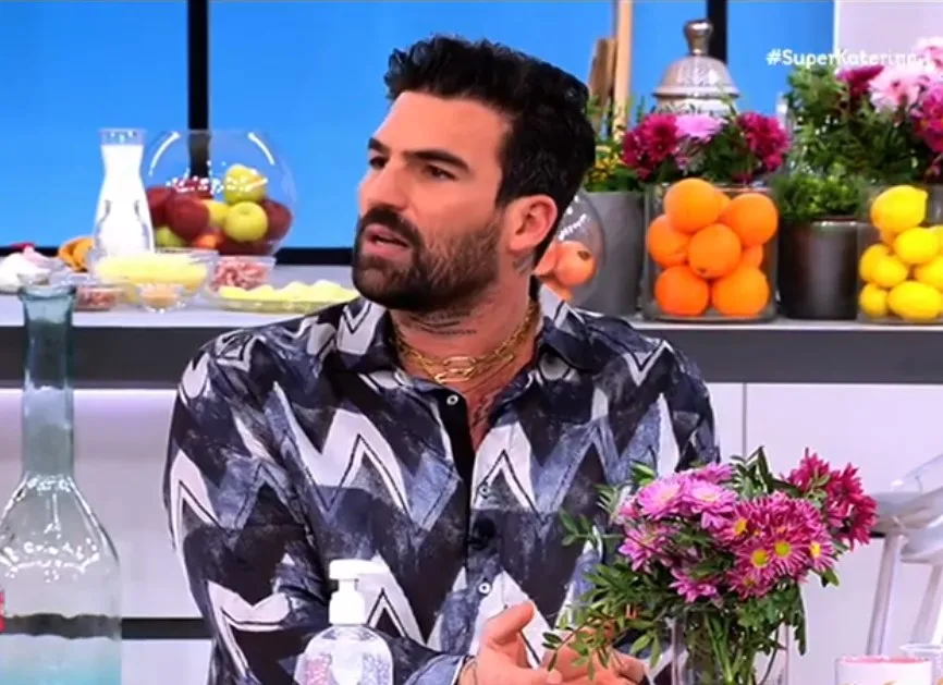 Ο Δημήτρης Αλεξάνδρου σε τηλεοπτικό πλατό.