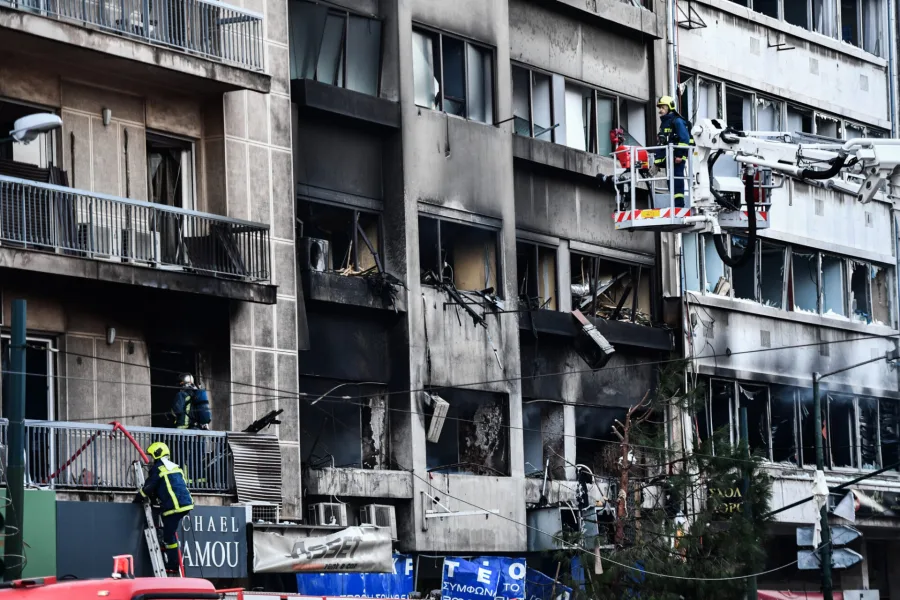 Πυροσβέστες σε καμένο κτίριο στη λεωφόρο Συγγρού μετά από έκρηξη.