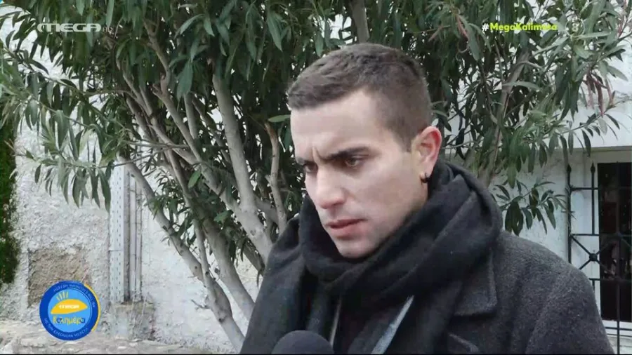 Ο Γιάννης Χατζηγεωργίου σε συνέντευξη σε εξωτερικό χώρο.