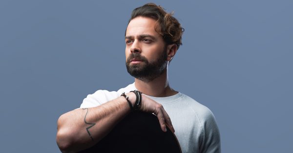 Ηλίας Βρεττός: Κυκλοφόρησε το νέο του music video «Καλά Πήγε Αυτό»