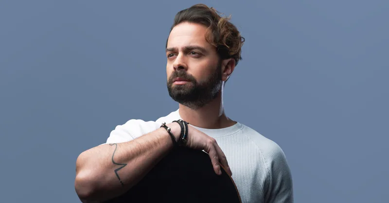 Ο Ηλίας Βρεττός στο νέο του music video για το τραγούδι «Καλά Πήγε Αυτό».