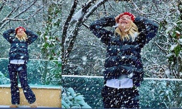 Ελένη Μενεγάκη: Φωτογραφήθηκε στον χιονισμένο κήπο της στα Μελίσσια