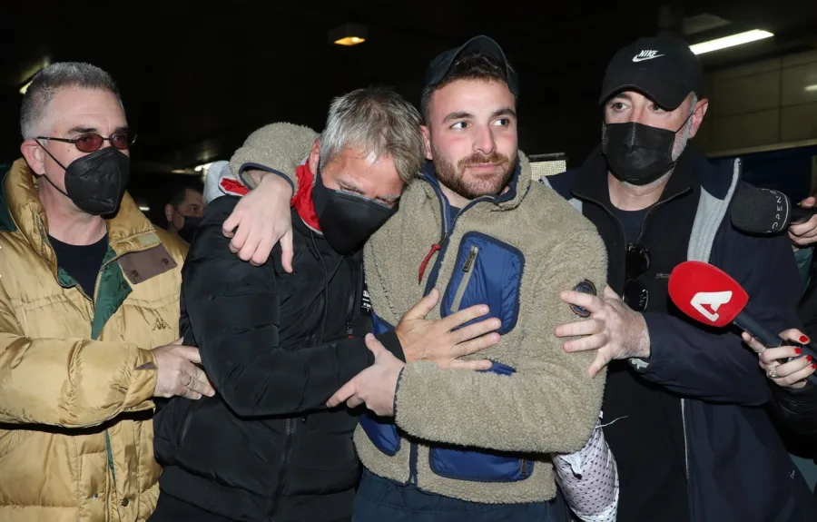 Ο Θανάσης Μπέλλος κατά την επιστροφή του στην Ελλάδα από το Survivor.
