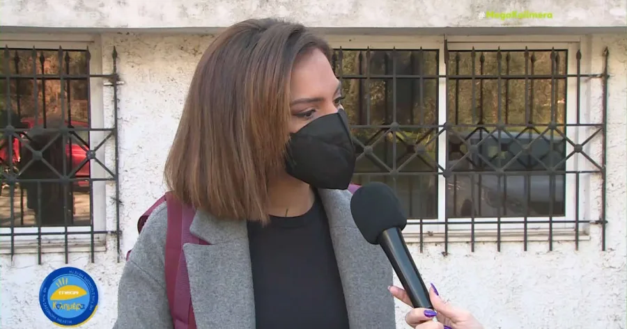 Η Παρασκευή Σταματοπούλου σε συνέντευξη με μάσκα προστασίας.
