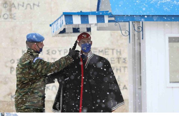 Οι Εύζωνες φόρεσαν τη χειμερινή ενδυμασία τους