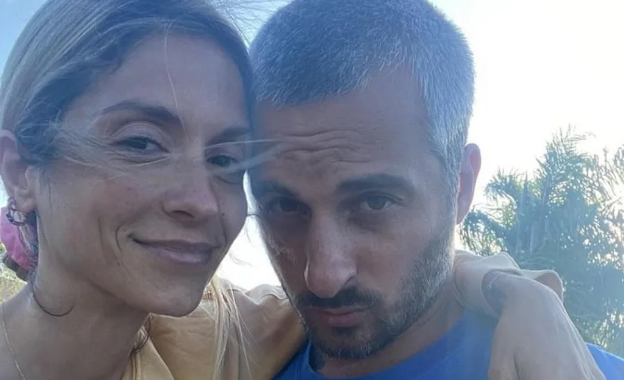 Η Σοφία Καρβέλα και ο Θανάση Πανουργιάς σε κοντινή λήψη.