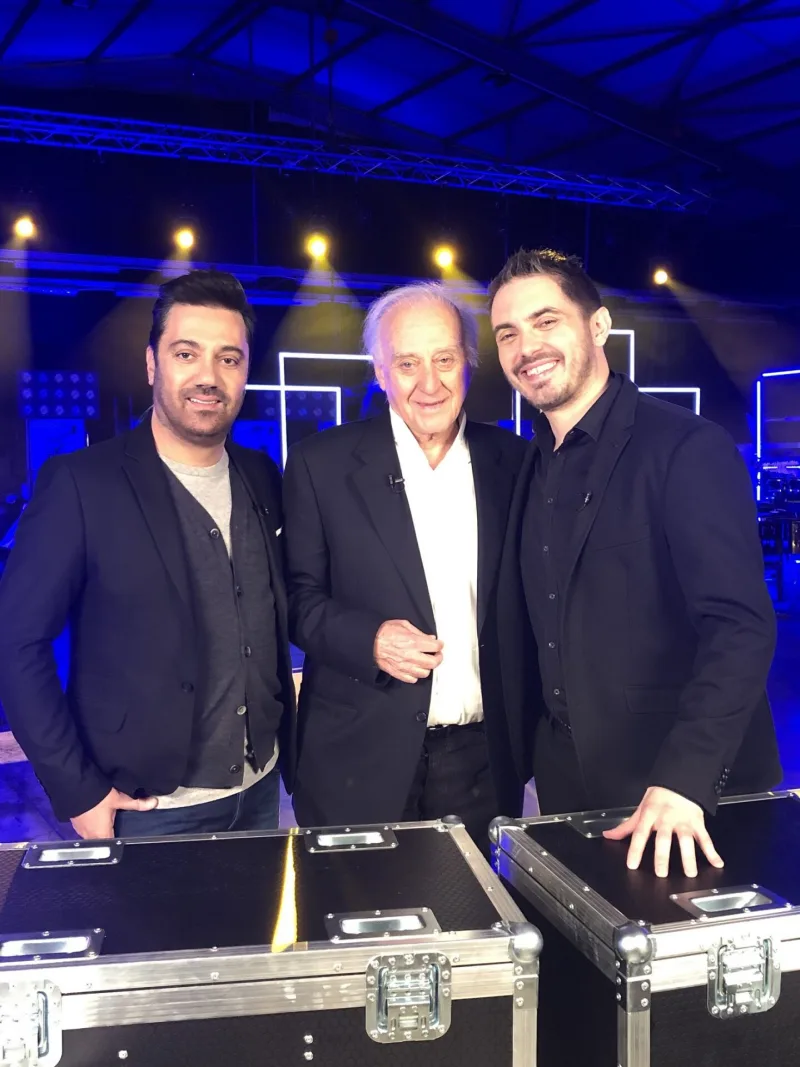 Ο Γιώργος Θεοφάνους, ο Γιώργος Χατζηνάσιος και ο Μιχάλης Χατζηγιάννης σε τηλεοπτικό πλατό.