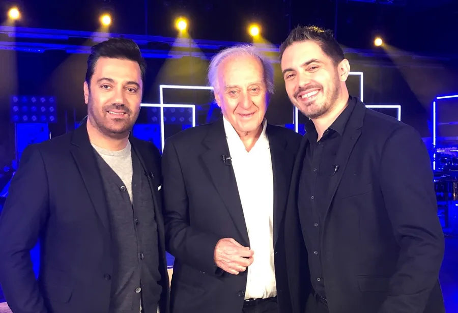 Ο Μιχάλης Χατζηγιάννης, ο Γιώργος Χατζηνάσιος και ο Γιώργος Θεοφάνους σε τηλεοπτικό πλατό.