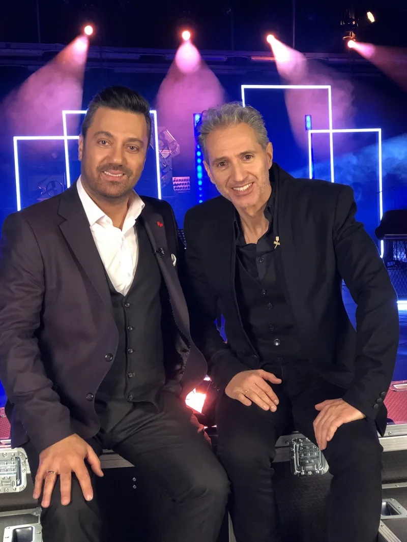Ο Γιώργος Θεοφάνους και ο Δημήτρης Κόκοτας σε τηλεοπτικό πλατό.