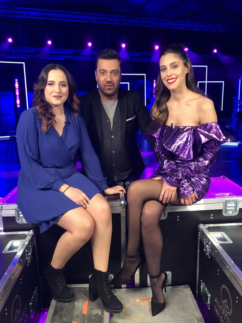Η Demy με δύο άτομα σε πλατό εκπομπής.