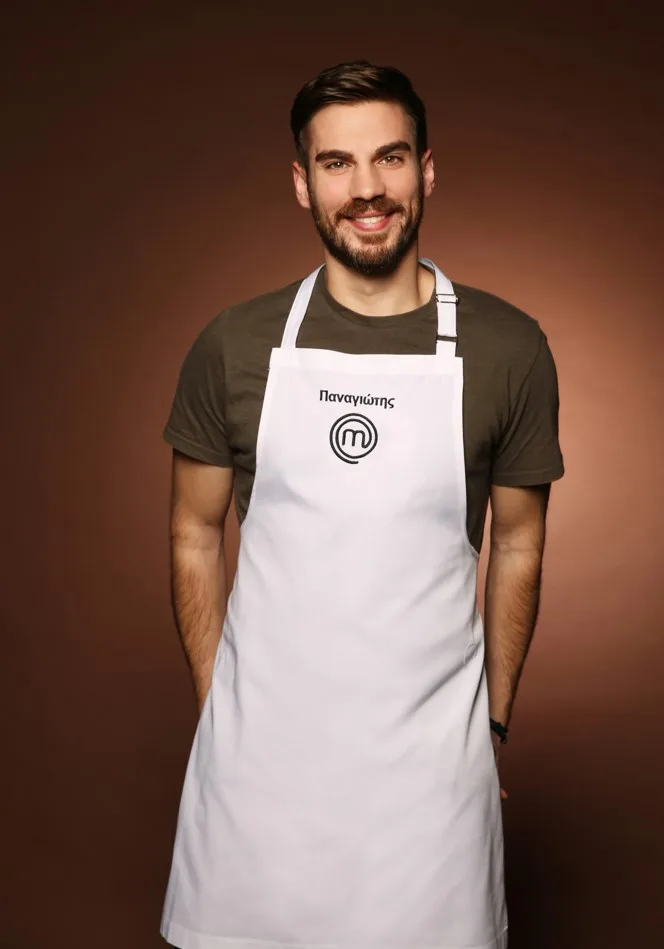 Ο Παναγιώτης, ένας από τους 24 παίκτες του MasterChef, φοράει ποδιά και μπαίνει στο σπίτι του παιχνιδιού.