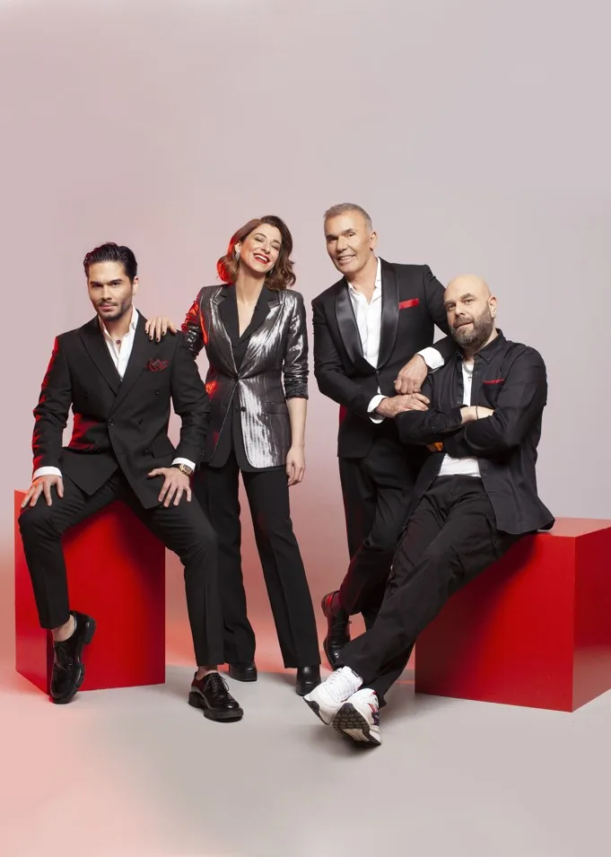 Οι κριτές του The X Factor ποζάρουν σε στούντιο.