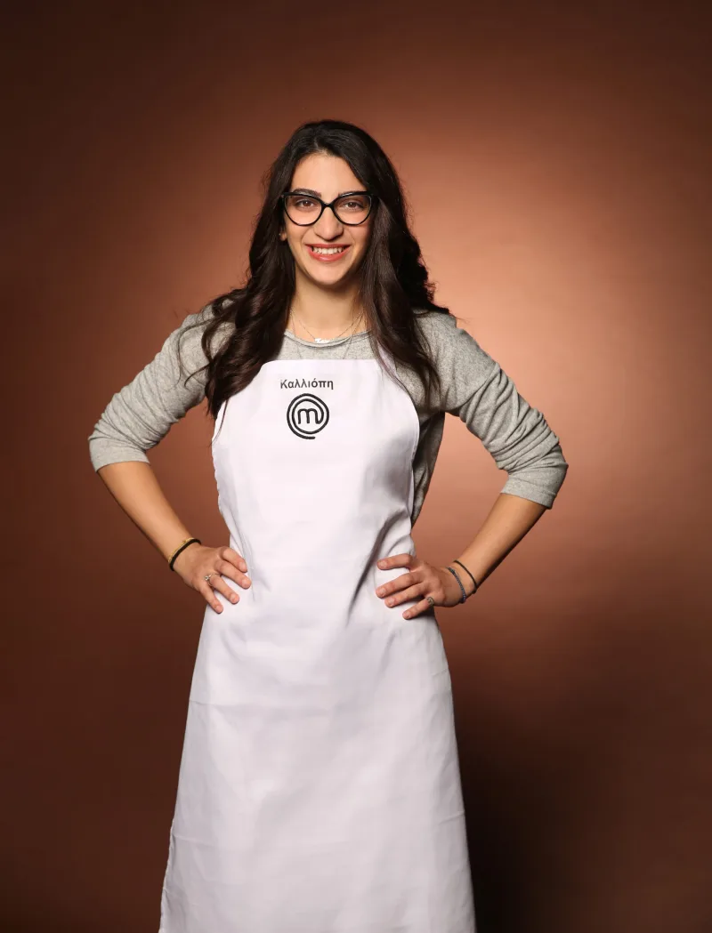 Η Καλλιόπη, μια από τους 24 παίκτες του MasterChef, μπαίνει στο σπίτι του διαγωνισμού μαγειρικής.